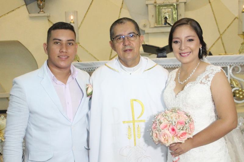 Novios Ingrid Karina Ferreira, Andrés Vargas Rogelio Serrato y el  párroco de la Iglesia  de Camponuñez